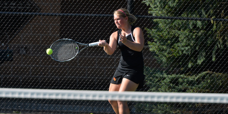 Women's tennis splits to open IIAC play