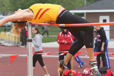 Bak autos, ties school record at Monmouth