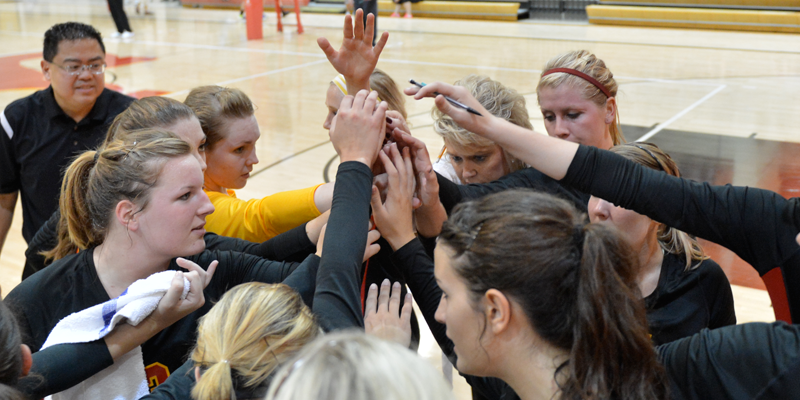 Volleyball falls to Loras in IIAC first round